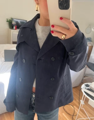 Kort trenchcoat  - Säljer min supersnygga blåa trenchcoat då jag har andra liknande☺️☺️