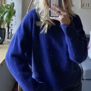 Zara stickad tröja - Fin blå stickad oversize tröja från Zara, perfekt för höst💙Dm vid fler frågor! 