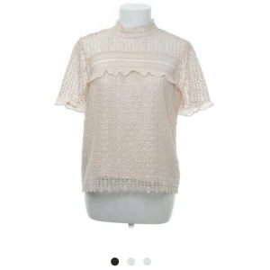 Zara topp - Säljer denna super fina topp, köpte på Sellpy men passade tyvärr inte mig💓
