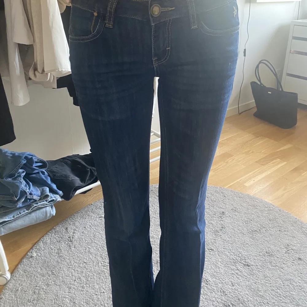 Säljer dessa fina lågmidjade mörkblå jeans. Passar Xs-s är ca 170. Hör av er vid intresse . Jeans & Byxor.
