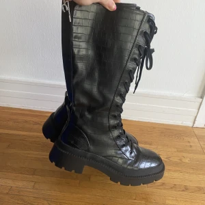 Boots stövlar krokodilskinn Zara - Höga boots ifrån zara, helt nya o oanvända (aldrig använts pga har ett par redan)  krokodilskinn storlek 39 lite chunky sula