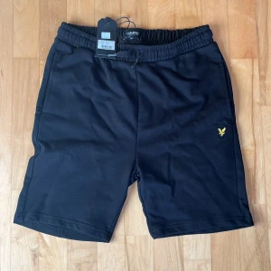 Lyle and Scott skjorts  - Tjenare, säljer dessa oanvända skjortsen. Nypris 449 kronor. Passar 15-16 åringar.