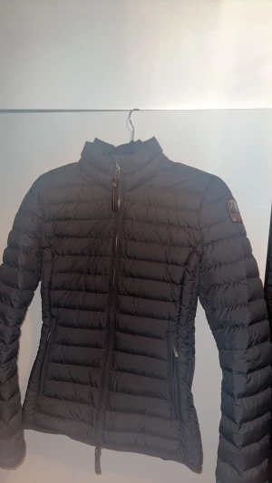 Parajumper jacka - Jackan är i god skick, den är i storlek XS. Använd Max 2 gånger, säljer då den inte passar mig. Pris kan diskuteras vid snabbaffär!