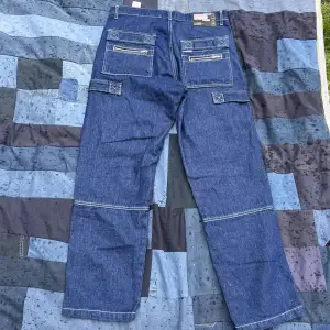 Otrolig snygga jeans med många detaljer, många fickor och baggy. Dm vid frågor:)