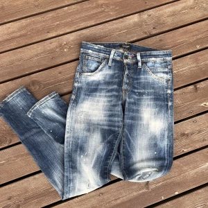 Jack Jones jeans  - Tjena! Säljer nu ett par riktigt feta jeans från Jack Jones! Går att få fler bilder! Kom med frågor⭐️