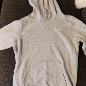 Basic Nike Hoodie - Jättefin basic grå Nike Hoodie i bra skick, inte använd så mycket. Storlek S.    Nypris 600kr Pris kan diskuteras 