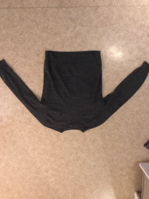 Stickad Polo Ralph lauren tröja stl xs/s - Sjukt snygg Ralph lauren tröja i stl xs/s. Det står storlek XS men jag tycker den är mer som S. Perfekt till vinter och höst och sjukt grisch! Väldigt bra skick dessutom och inga defekter.