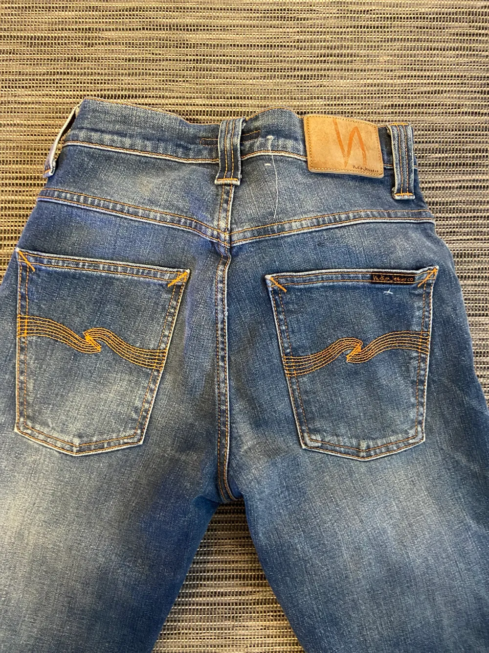 Säljer nu dessa riktigt snygga Nudie jeans i strl 28/32, de är en slim passform och modellen heter grim tim. Modellen påminner om replay modellen anbass. Säljer då de är lite för små för mig. Nypris ligger på 1600 tror jag men säljer nu för 500.. Jeans & Byxor.