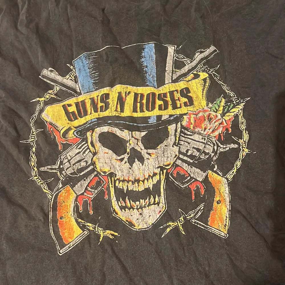 Guns n’ Roses merch från Mango. Storlek M. T-shirts.