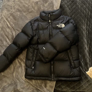 The North Face jacka - Säljer min northface jacka då den inte kommer till användning. Använd men i perfekt skick och utan skador💗Detta är storlek M i Young modellen och gick för ca 3000kr nypris. 