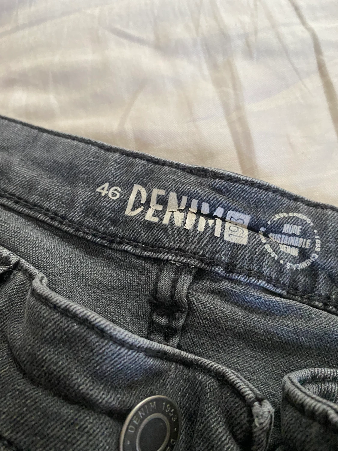 Gråa jeans