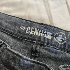 Säljer mina gråa denim jeans för att jag inte använder dom, har användt dom 2 gånger.