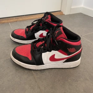 Jordans skor  - Ett par svart röda vita jordans i storlek 38🩵 Väl använda men fortfarande fint skick!! 