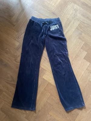 Juicy Couture set - Säljer detta marin blå set från juciy! Superfint men väldigt användt och tvättat många gånger. Samt att tröjan har fått lila fläckar lite överallt på sig från tvätten 🥺 som ni kan se på bilden. I övrigt är det rent och helt. 💖Tröja storlek M byxa XS.