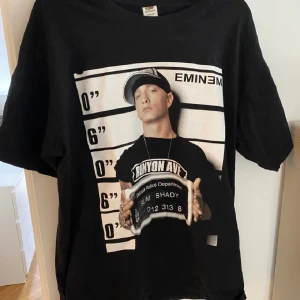 Eminem tshirt - Säljer eminem tshirt köpt här p plick, bilden e lånad. Köpte för 200, aldrig använt så säljer för 130💗 kontakta innan köp och pris kan diskyteras
