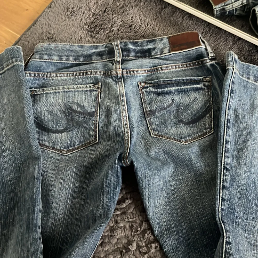 Köpte dessa jeans av Julia Storfeldt och säljer dem nu vidare då de var för små, de två första bilderna är hennes och den sista är min. De är i perfekt skick då jag inte kan hitta några defekter. Köptes för 750+frakt och säljer de nu för 600+frakt.. Jeans & Byxor.