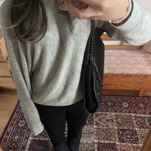 Väska - Så snygg väska som liknar Stella maccartney🤍fint skick!🤍rymmer mycket och är lite glittrig🤍