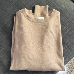 Davida Cashmere tröja - Har denna fina Davida tröjan som jag aldrig använder längre, super fin tröja som är i superfint skick. Nypris 2500