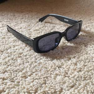 Säljer ett par snygga solglasögon från bikbok 