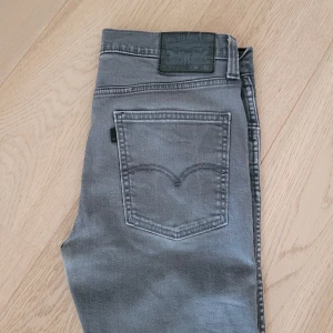 Grå Levi's 511 - Ett par riktigt feta levis 511 i storlek 32/32. I toppskick utan några skador! Perfekta för stockholmsstilen🙂
