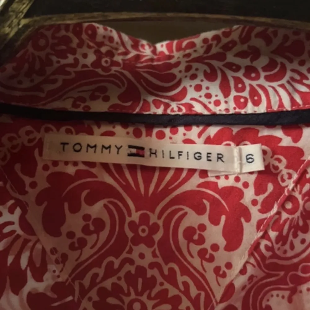 Tommy Hilfiger skjorta.  Storlek 6/34/XS. Några funderingar/frågor fråga på.. Skjortor.