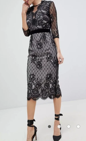 Spetsklänning  - Jättesnygg spetsklänning 