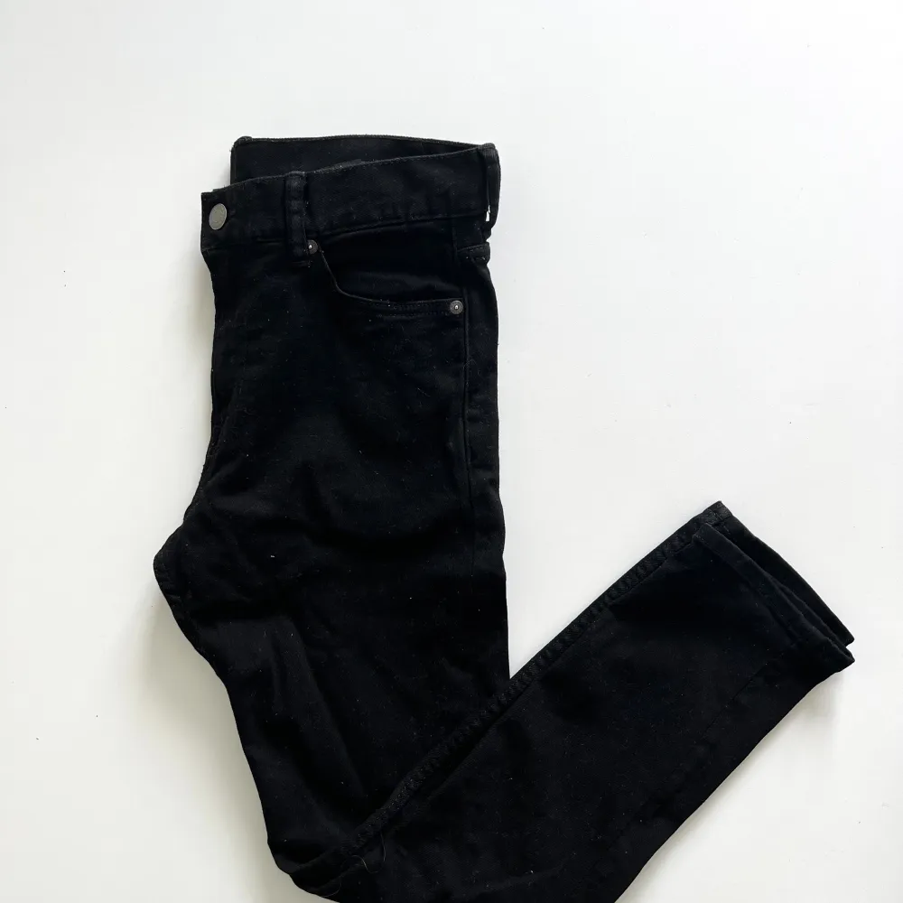Svarta jeans i modell slim, storlek 30x30. Inköpta på HM och aldrig använda, endast tvättade.  Nypris 449kr . Jeans & Byxor.