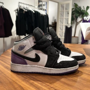 Nike Air Jordans - Nike Air Jordan i färgen vit, svart, grå, lila. Stl 37,5 EUR. Använda tre gånger så mycket bra skick. 