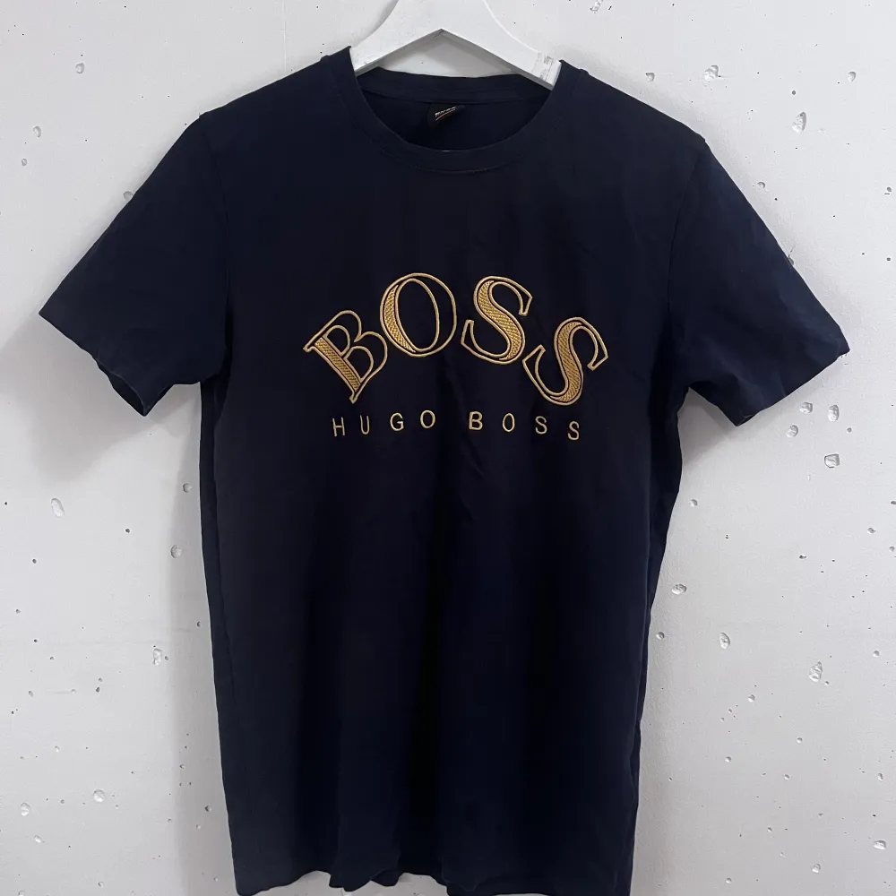 Hugo boss Köpt på johnells  Knappt använd . T-shirts.