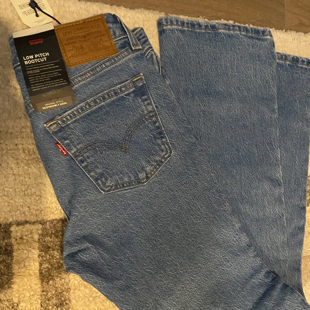 Lågmidjade jeans från LEVIS. Tyvärr för små. Väldigt fina annars. Helt nya från zalando aldrig använda. Har tyvärr gått för lång tid för att returnera. Står w24/l31 men stora i storleken så skulle säga w25. . Jeans & Byxor.
