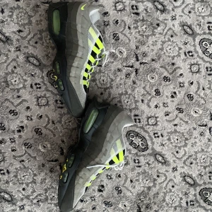 Air Max 95 neon green - Ganska nya air Max 95 neon green använt några gånger 