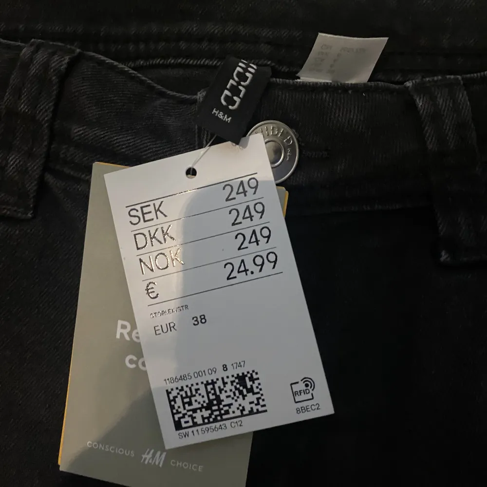 Helt nya slutsålda lågmidjade jeans från hm. Flare low modellen. De är i storlek 38. Säljer för 300💕(kolla min profil för fler jeans ). Jeans & Byxor.