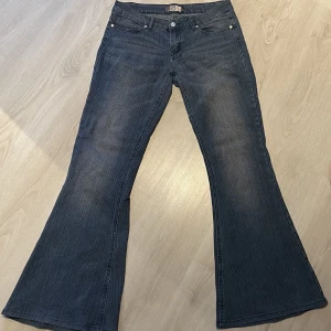 Lågmidjade bootcut jeans - Säljer dessa fina byxor som är lågmidjade och bootcut. När jag köpte de var det storlek 32 men de är mycket större än det