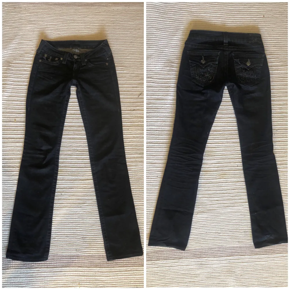 True Religion jeans, fint skick, svarta/navy blue. I modellen Billy så dom är raka/bootcut. skriv för mått. (2 bilden från förra ägaren) säljer då de inte passade mig 💗💗 byter gärna . Jeans & Byxor.
