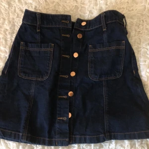 Två jeanskjolar - Båda i bra skick Ljusblå strl M Mörkblå strl 38