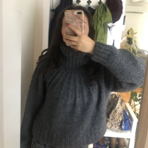 WEEKDAY tröja - Tjock grå stickad tröja från WEEKDAY. Originalpris 700kr. Storlek S.