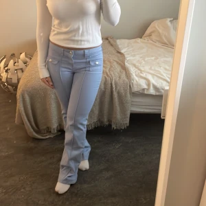 HM jeans - Ljusblå lågmidjade jeans med detaljer från HM, endast provade. Storlek 38