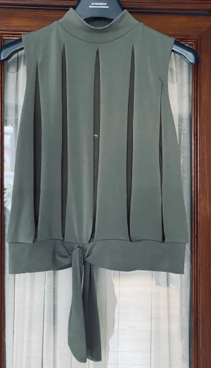 Cool top - Superfin top i två lager inköpt i London på 90-talet. Nyskick. Svårfotad färg, den är typ militärgrön o inte så blek som de två sista bilderna. Transparent undre lager.