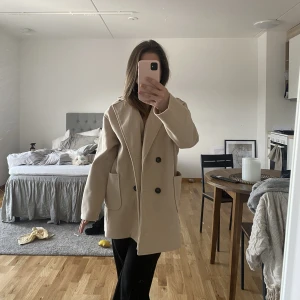 Super fin kappa till hösten  - Helt ny, aldrig använd pga förstor. Jackan är i strl S 