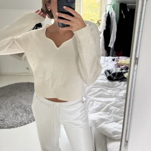 Stickad tröja  - Stickad tröja från Mango. Storlek S. Fint skick! 