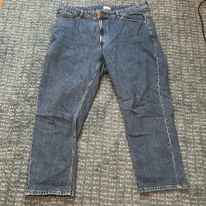 Jeans - Nea Jeans storlek 50, normalhög midja och rakt croppat ben. I väldigt bra skick då jag endast haft på mig dem några få gånger.