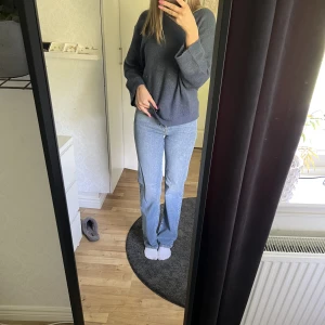 Raka jeans från bikbok - Blåa raka jeans från bikbok, knappt använda i storlek 27 (Xs-S)🩷