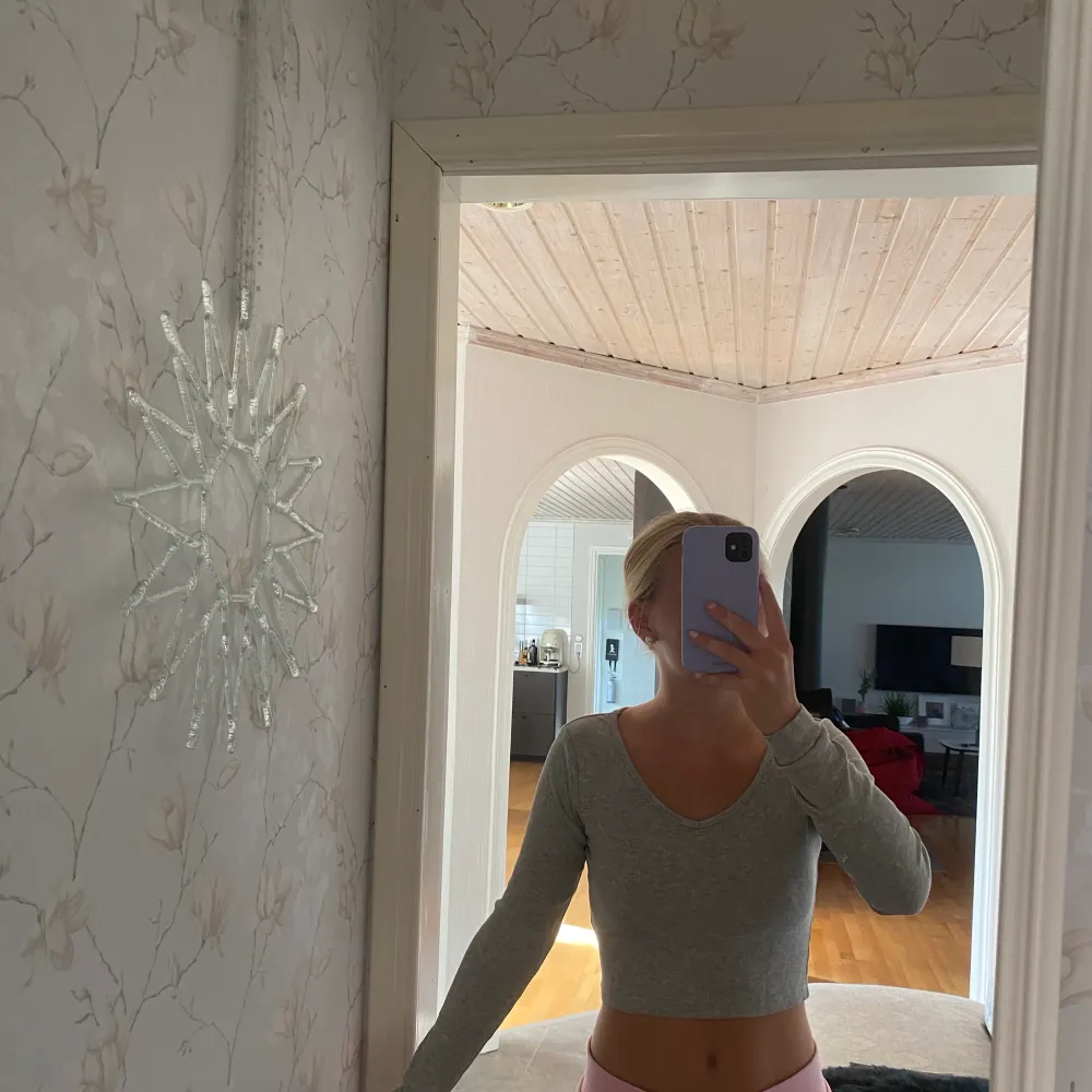 Långärmad grå tröja med urringning ifrån even&odd i storlek S.. Yläosat.