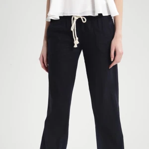 Roxy linnebyxor  - Säljer mina fina linne byxor från Roxy då dom inte kommer till användning. Nypris 599kr, byxorna är i okej skick, men kan säga att dom har blivit kortare pgr av tvätt. Skriv vid intresse.