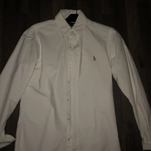 Vit Ralph lauren skjorta - Hej säljer min vita Ralph lauren skjorta som jag använt en gång! Strl s! Pris kan diskuteras 