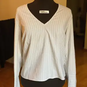 Randig skjorta med urringning från Na-kd, storlek 40. Off-white. Långa ärmar med slit. Material som inte behöver strykas. 