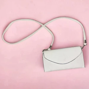 Fin vit väska i Y2K stuk 2000's trendig - Vintage vit axelremsväska i fint skick. Väskan är ca 23 cm bred. Använd gärna köp-knappen 💖💖💖