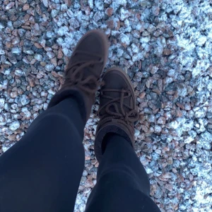 Inuikii skor  - Hej tänkte kolla om nån är intresserad av mina bruna inuikii skor i storlek 39 näst intill o andvända och väldigt bra skick, pris kan diskuteras