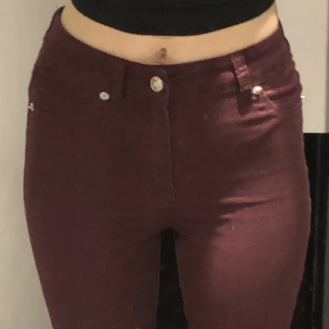 Vinröda skinny jeans byxor. - 90