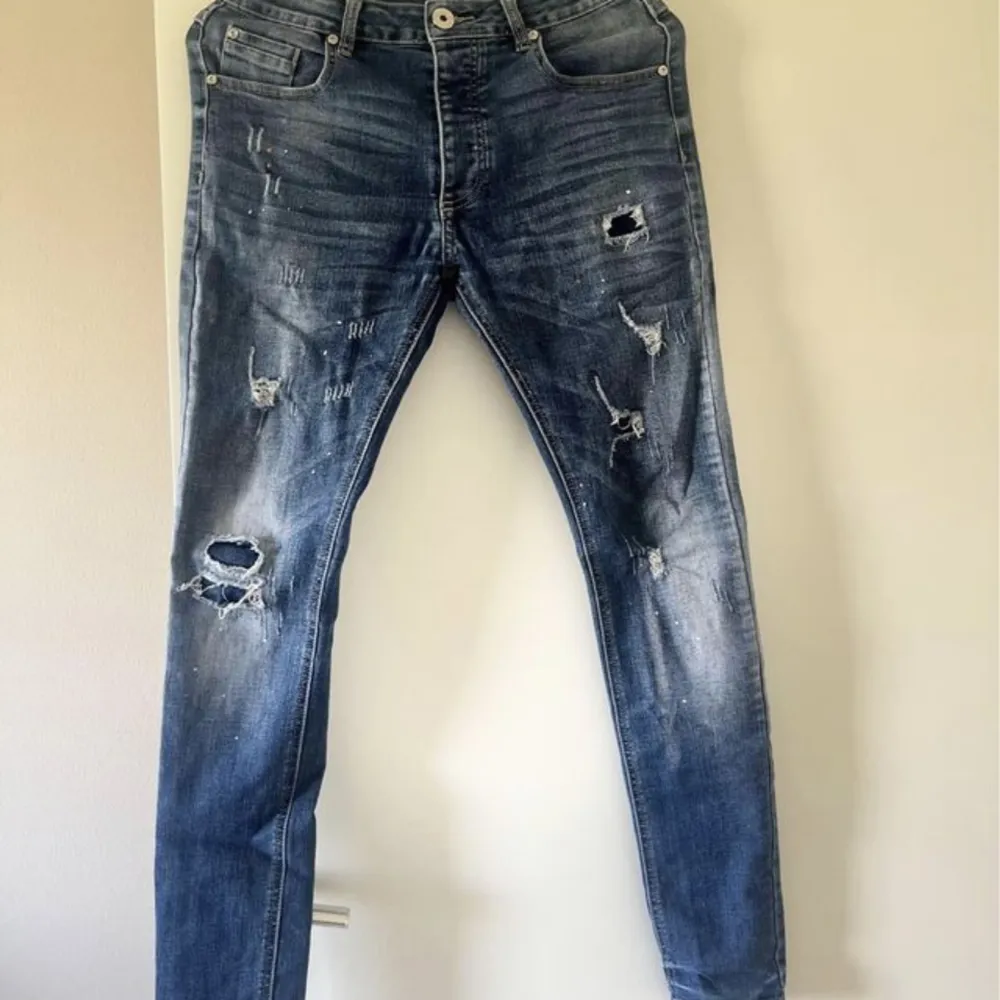 Säljer dessa jeans pågrund av att dom är för små för mig , dom är nästan helt nya har använt 2 gånger , storlek 30 . Jeans & Byxor.